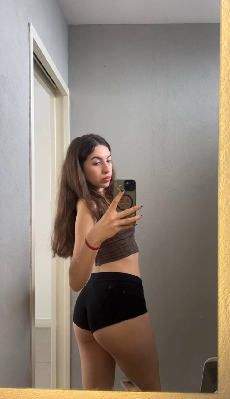 Amber in her underwear in Pinlan