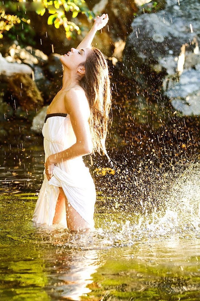 Marie Avgeropoulos in Pinlan