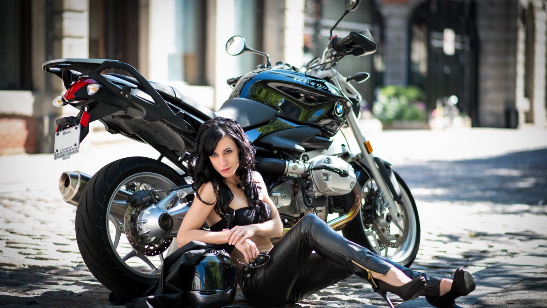 European women on bikes in Pinlan