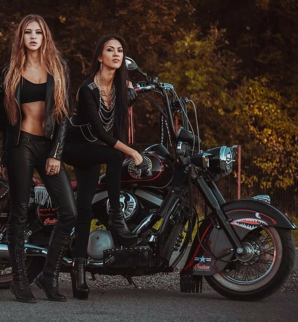 Beautiful girls and bikes in Pinlan