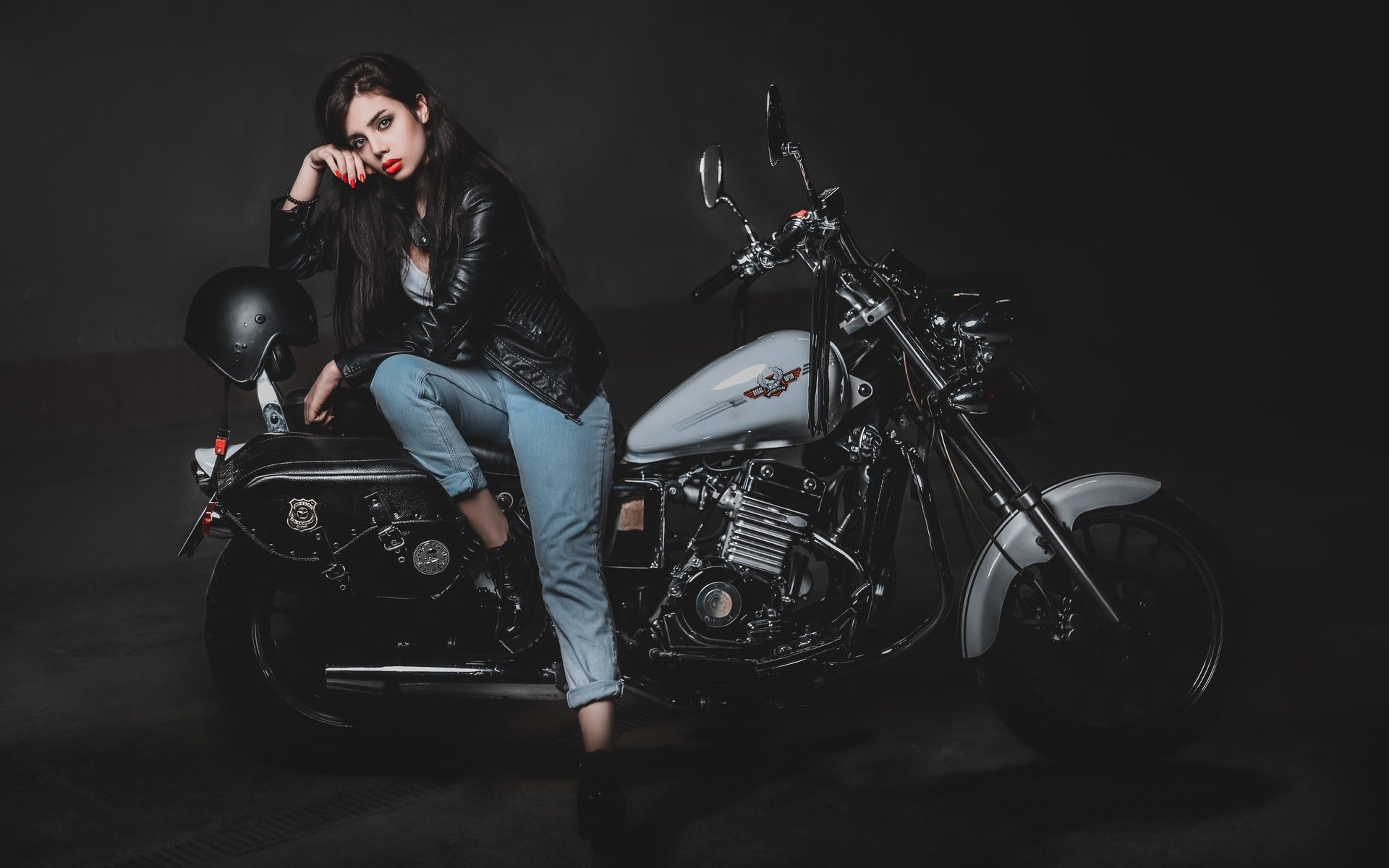 Biker girls: style and drive in Pinlan