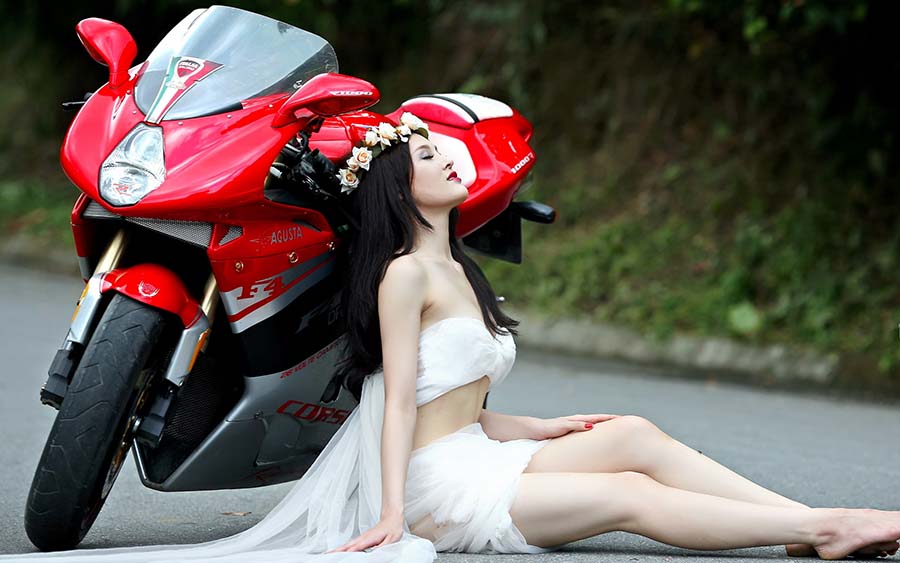Beautiful girls and motorcycles in Pinlan