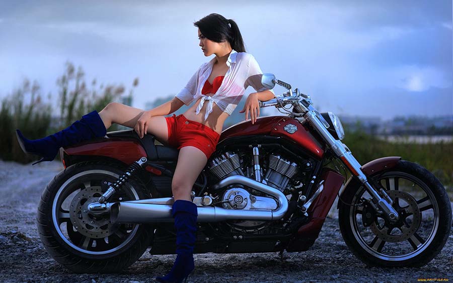 Beautiful girls and motorcycles in Pinlan