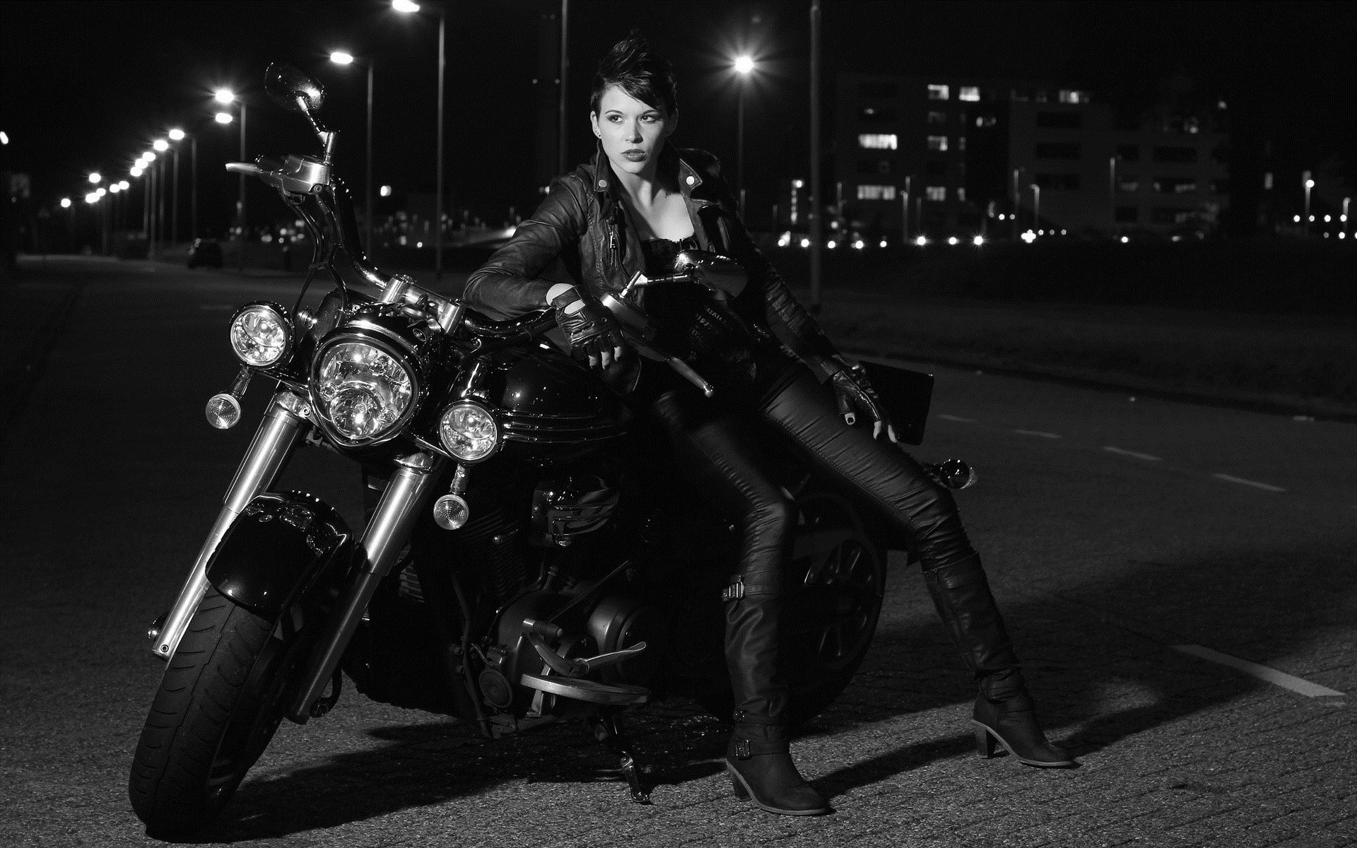 Photo Beautiful girls and motorcycles in Pinlan