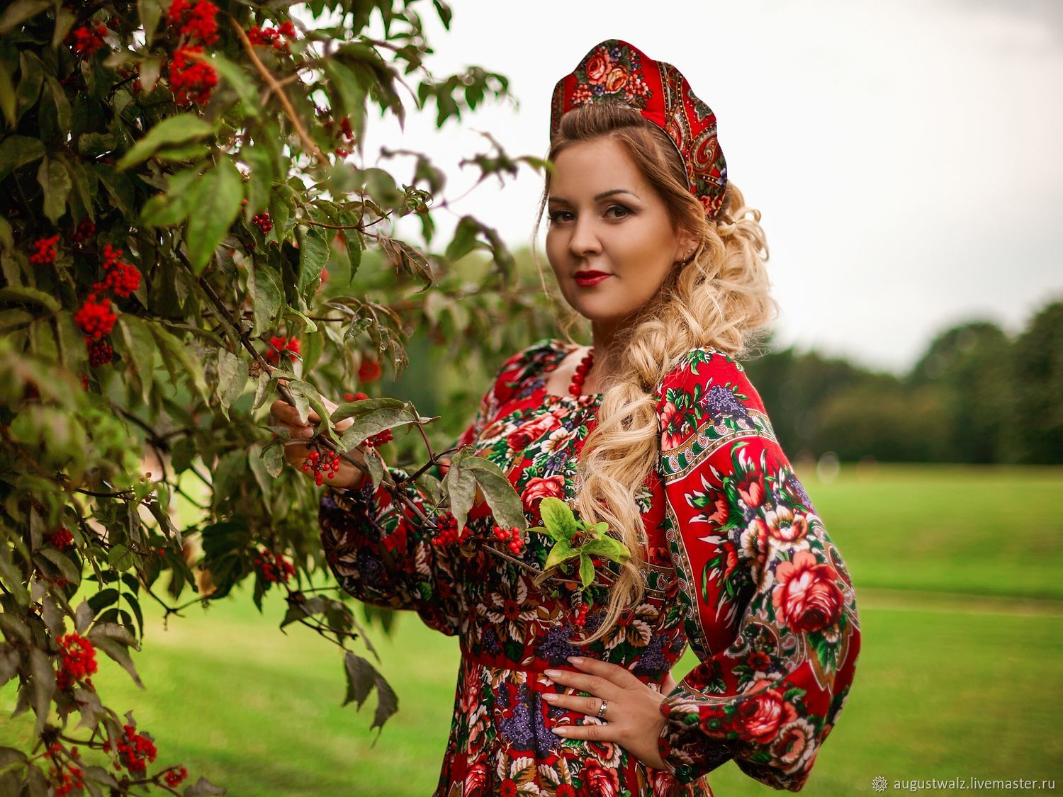 Women in Slavic costumes in Pinlan