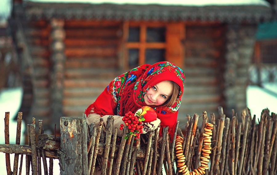 Sexy girl Women in Slavic costumes in Pinlan