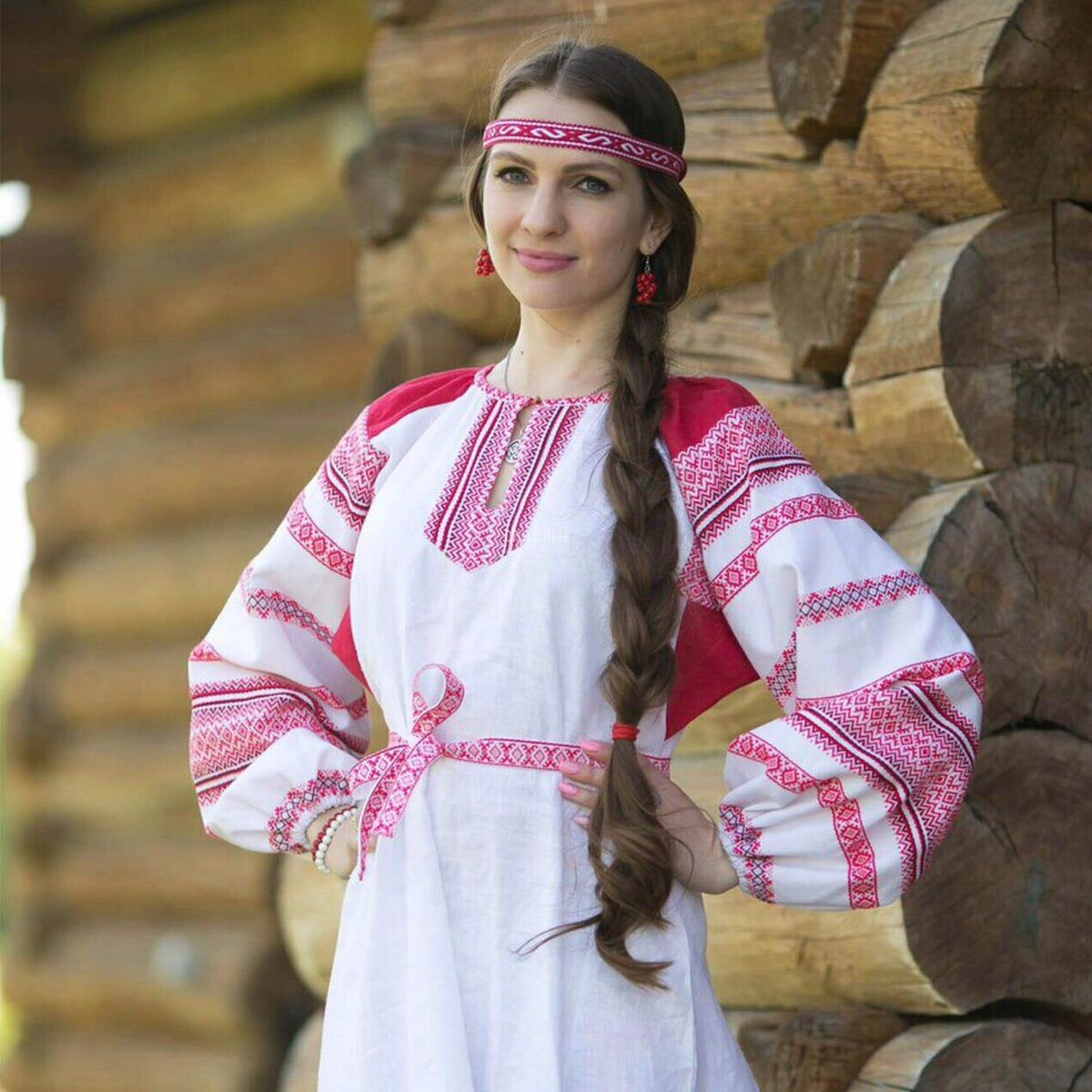 Girls in Slavic costumes in Pinlan