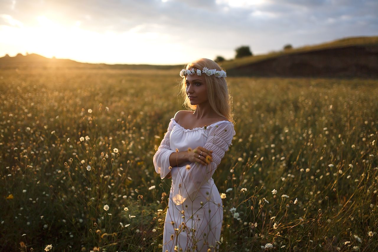 Girls in Slavic costumes in Pinlan