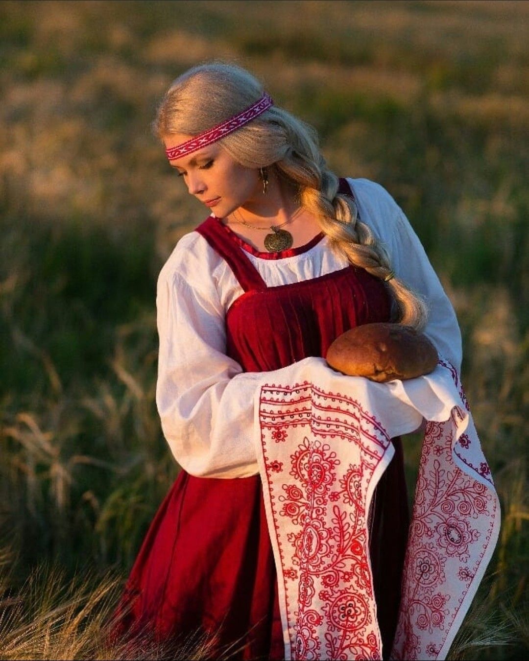 Girls in Slavic costumes in Pinlan