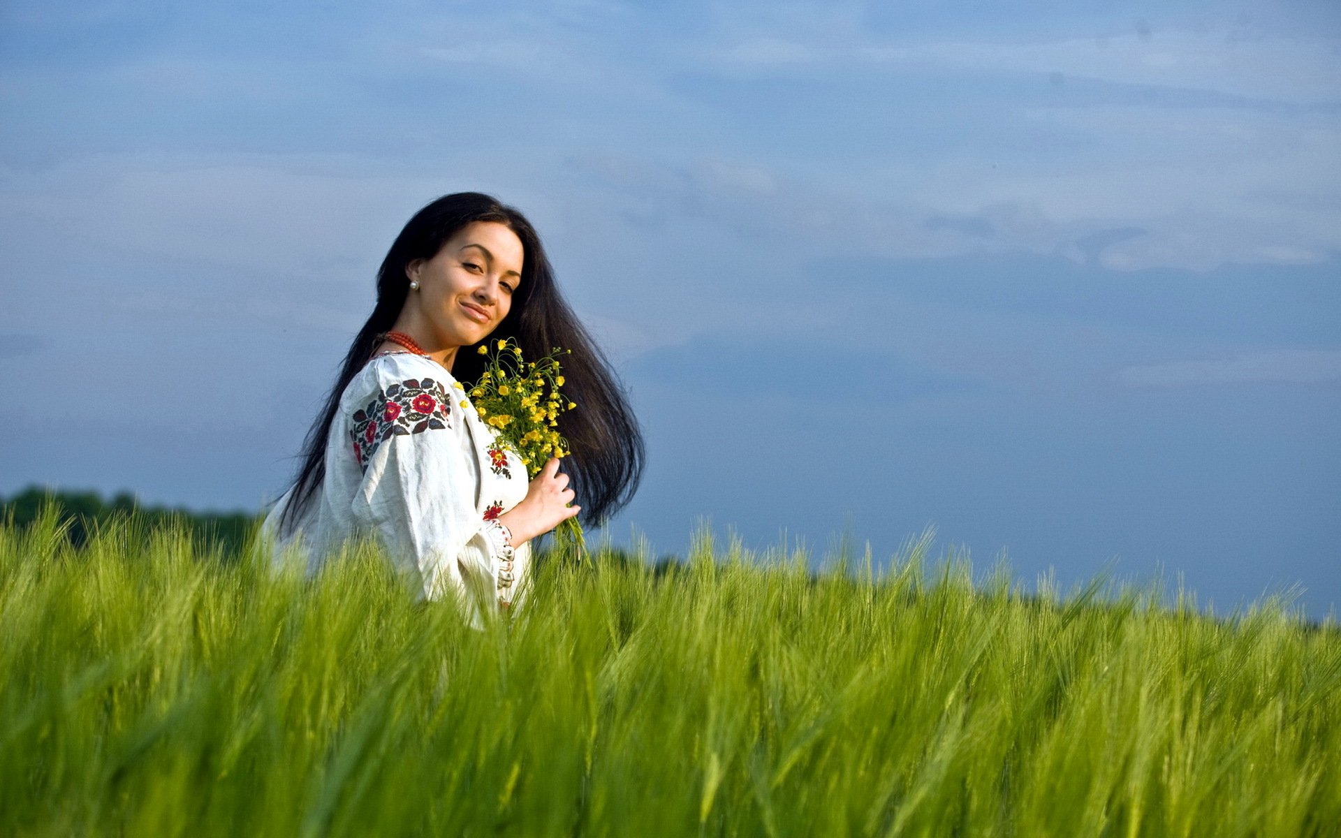 Girls in Slavic costumes in Pinlan