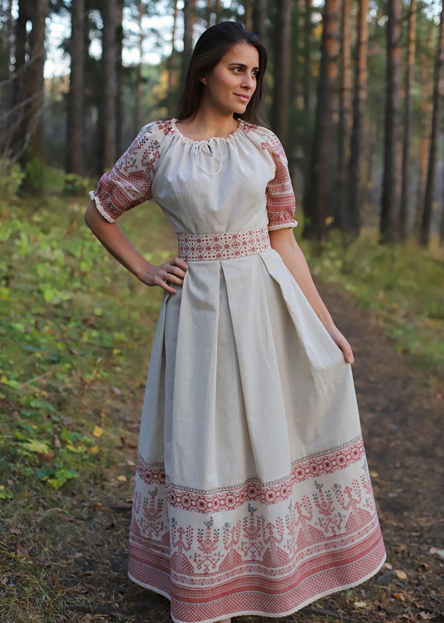 Girls in Slavic costumes in Pinlan
