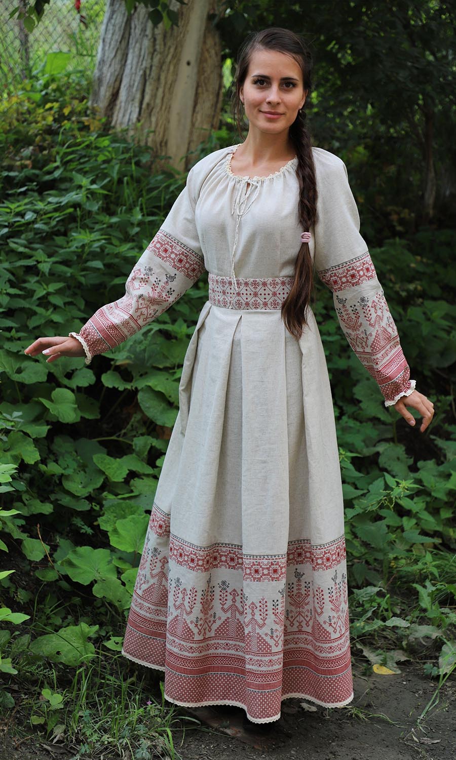 Girls in Slavic costumes in Pinlan