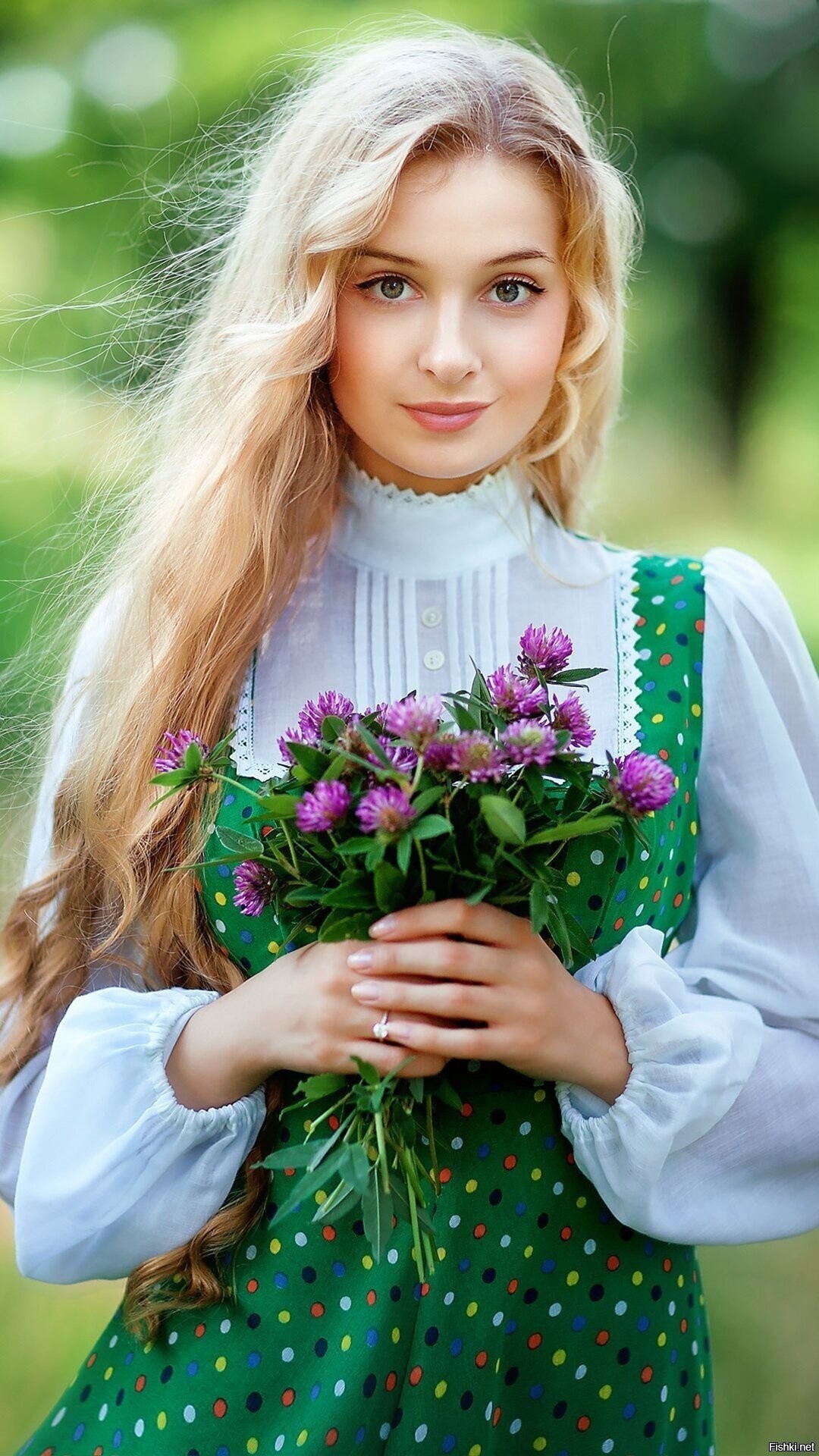 Girls in Slavic costumes in Pinlan