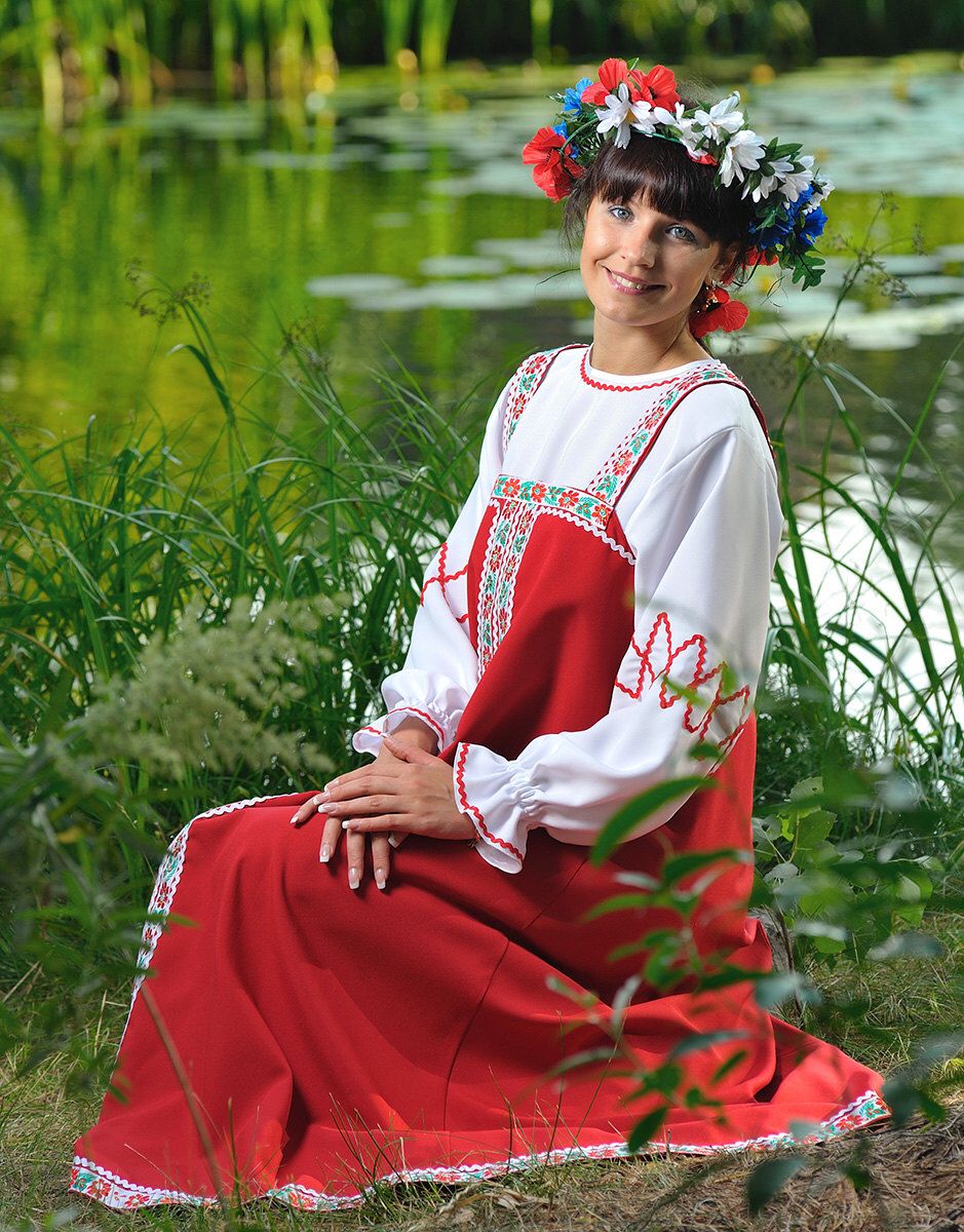 Beautiful girl Girls in Slavic costumes in Pinlan