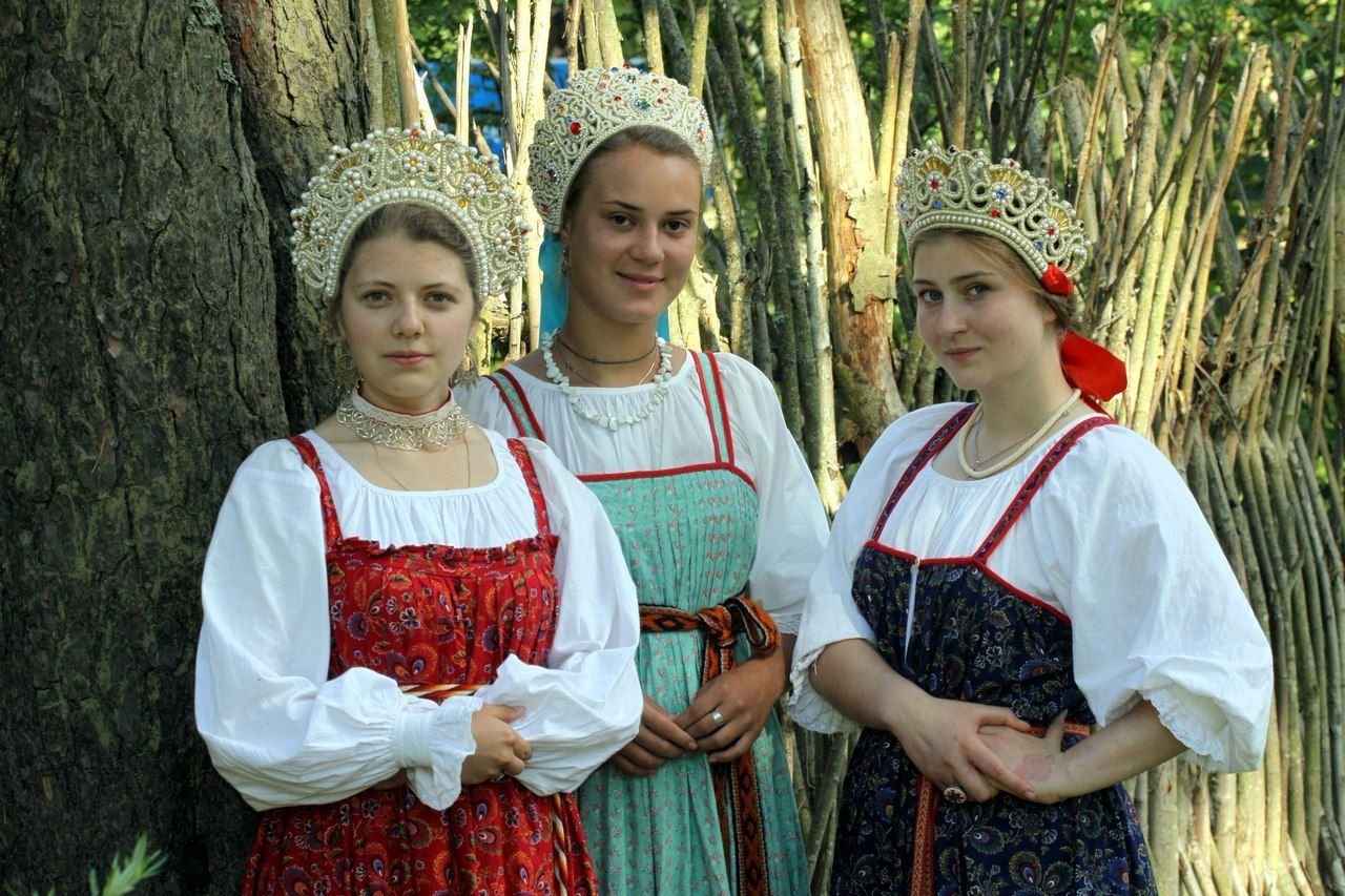 Sexy model Girls in Slavic costumes in Pinlan