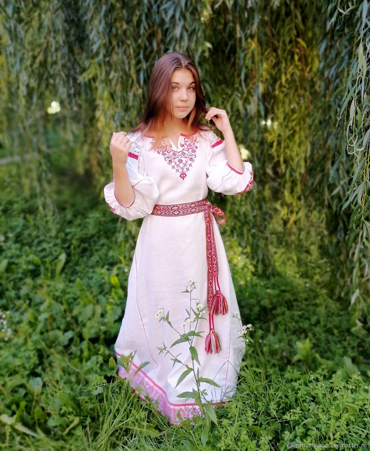 Girl Girls in Slavic costumes in Pinlan